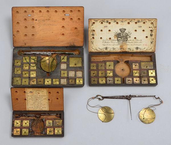 3 antike Goldwaagen (1782), mit Gewichtssätzen in orig. Schatullen (1x ohne)