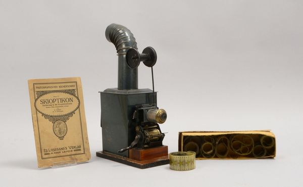 Antiker Kinematograph/'Laterna Magica', mit Filmmaterial (Rollen und Glas-Diaträger/Streifen)