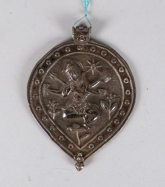 Anhänger (Indien), Silber, Reliefdekor ('4-armige Gottheit'); Länge 16,5 cm, Gew. 105 g