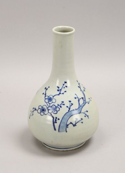 Porz.-Vase (Korea, 19. Jh.), flor. Dekor (Bambus-/Blütenbaum-Motive); Höhe 25,5 cm