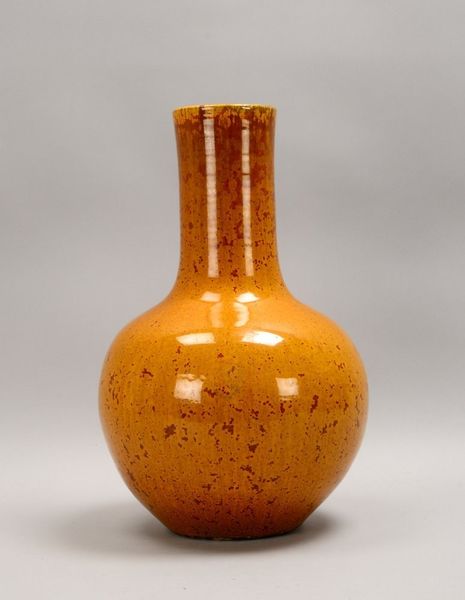 Porzellanvase (China), bauchiger Korpus, zylindr. Langhals, Glasur in Gelb-Braun
