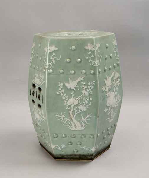 Porz.-Hocker (China), 6-passig, part. durchbr., erhabenes weißes Dekor/seladonf. Grund