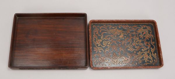 2 Tabletts (China): 1x Lackarbeit, Maße 31,5 x 22,5 cm; 1x Rosenholz, Maße 33,5 x 25,5 cm