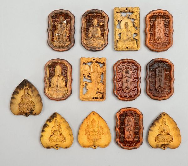 13x Amulette (China), Anh. mit handgeschn. Buddha-Motiven, versch. Ausf.