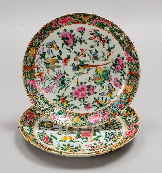 Paar Porz.-Teller (China), polychr. Dekor ('Phönix und Rosen'), ungemarkt; Ø 20,5 cm