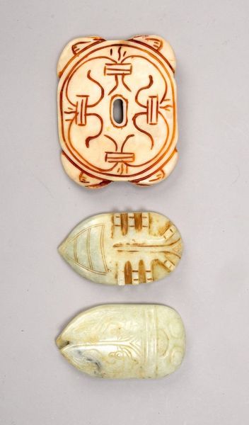 2 Jade-Schnitzereien (China): 1x 'Skarabäus'; 1x flaches Amulett mit figürl. Relief
