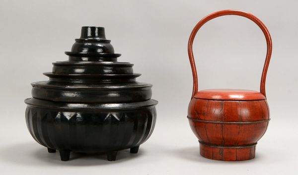 2 Speisebehälter (China), Bambus, mit Schwarzlack/Rotlack; 1x Höhe 36 cm, 1x Höhe 41 cm