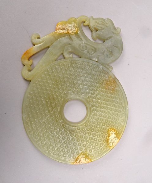 Jade-Schnitzerei (China), flache Scheibe mit figürl. Bekrönung ('Drache'); Höhe 19,5 cm