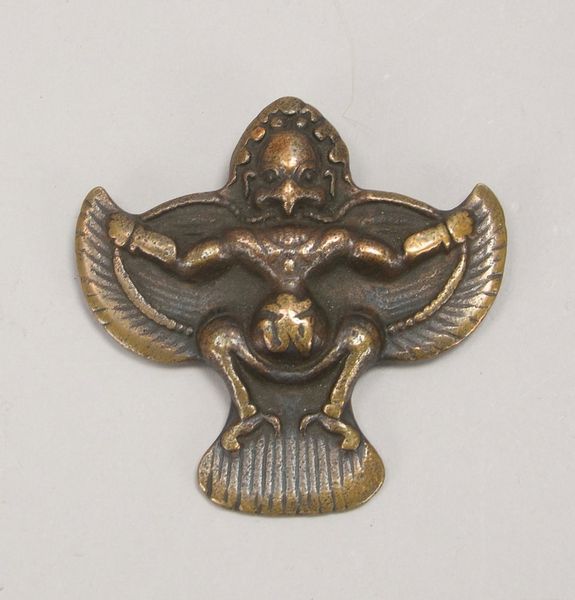 Bronze-Anh./Amulett, figürl. Reliefdekor ('Geflügelter Buddha'); Höhe 7 cm