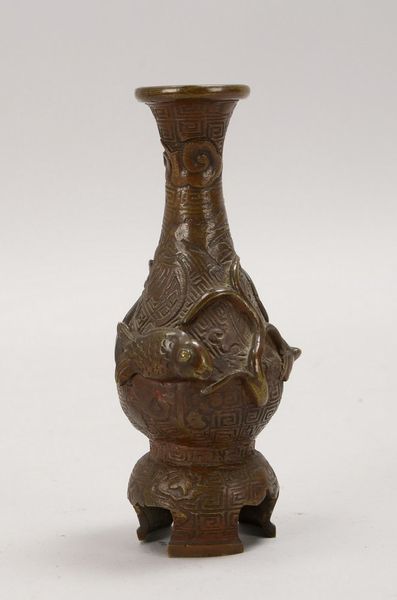 Tischvase (China), Bronze, Wandung mit halbplast. maritimem Reliefdekor; Höhe 14,5 cm