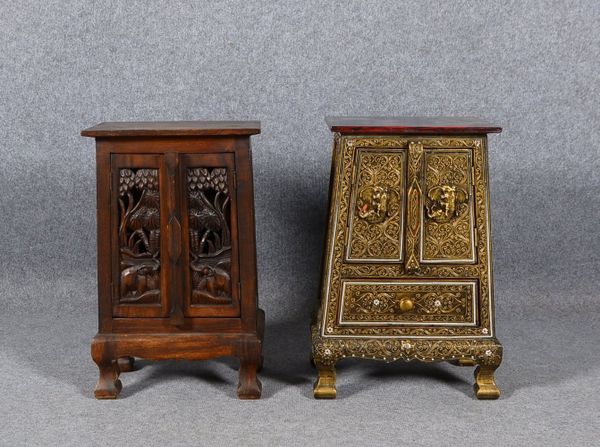 2 Beistellschränkchen (Indien), Holz teils mit Verzierung; 1x 62 x 42 x 26 cm, 1x 61 x 38 x 23 cm