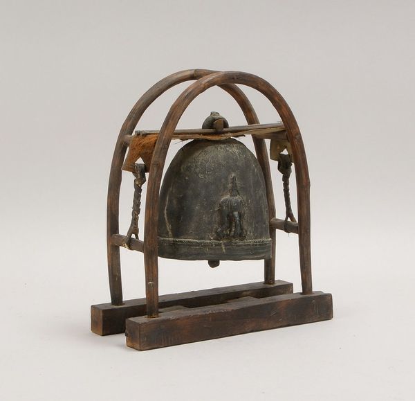 Tempelglocke (Thailand), Bronze, schauseitig 'Elefanten'-Relief, im Holzstand