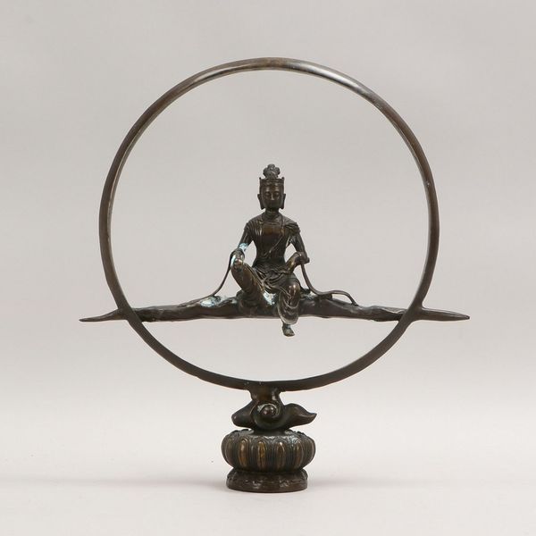 Bronzeskulptur (China), 'Buddha' (auf Wolke sitzend dargest.), auf Lotussockel, partiell oxid.