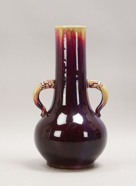 Vase (China), langgez. Hals, Flambé-Glasur/viol. Überlaufglasur, 2x figürl. Handh.