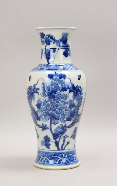 Porz.-Vase, ovoider Korpus, blaues Unterglasurdekor in Blau ('Drachen'), im Boden sign.