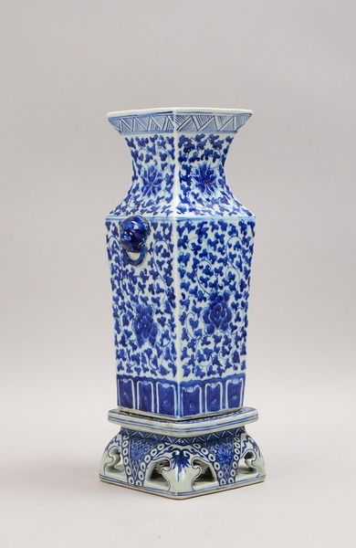 Porz.-Vase (China), florales Unterglasurdekor in Blau, auf Sockel; Höhe 36 cm