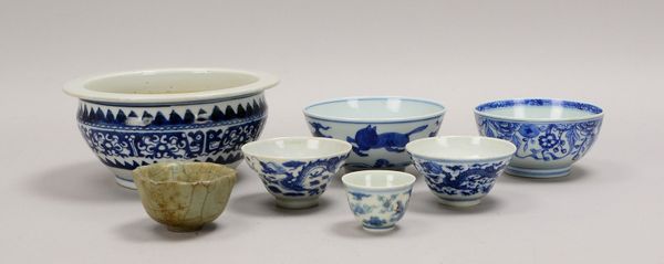 7x Porz.-Gefäße: 6x Schalen und 1 Übertopf, teils florales Dekor in Blau, teils sign.
