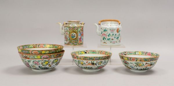 7x Porz.-Gefäße: 2x Kannen und 4x Schalen, flor. Dekor/polychr. Bemalung; Ø bis 22 cm