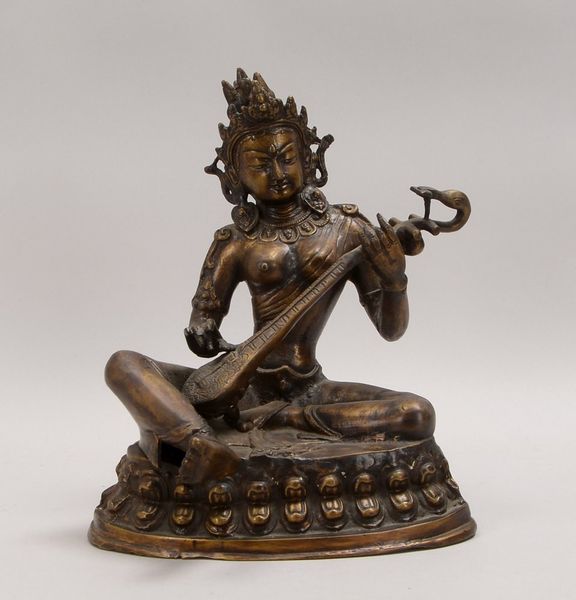 Bronzeskulptur (Indien), 'Lautenspielender Buddha', auf Lotussockel; Höhe 30,5 cm