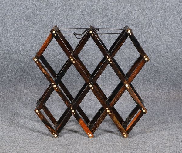 Flaschenhalter (Asien), Holz dunkel gefasst, mit Perlmutt-Intarsien, ausziehbar