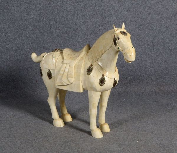 Holzskulptur (wohl Tibet), 'Pferd', mit Knochen-Einlegearbeiten und Blech-Zierrat