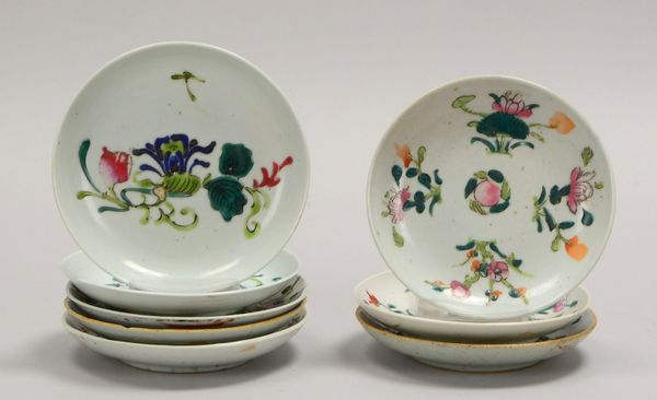 8 kl. Teller, antik, polychr. Handbemalung, im Boden gemarkt/sign.; Ø 13-14 cm