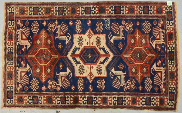 Kazak, mittelfeine bis feine Kn., Pflanzenmuster, ringsum kompl., sign./dat., gleichm.