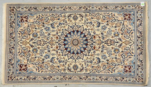 Nain, mit kl. Seidenanteilen, mittelf. bis feine Kn., Flor in gutem Zust.; Maße 196 x 112 cm