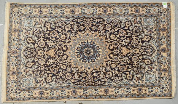 Nain, mit kl. Seidenanteilen, mittelf. bis feine Kn., Flor in gutem Zust.; Maße 200 x 122 cm