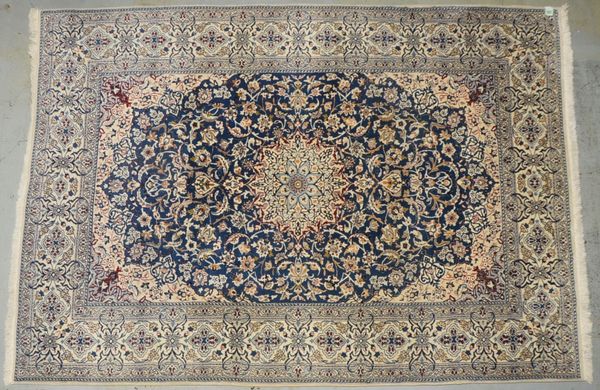 Nain, mit Seidenanteilen, mittelfeine Kn., hellgrundig, hochflorig; Maße 347 x 245 cm