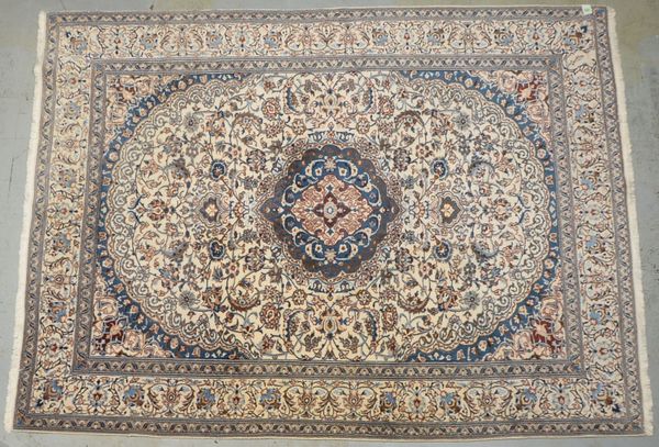 Nain, mittelfeine Knüpfung, hellgrundig, hochflorig - guter Zust.; Maße 336 x 247 cm