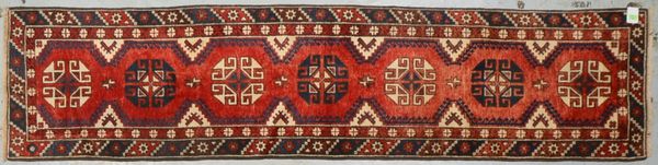 Kazak-Galerie, gleichmäßiger Flor, in gutem Zustand; Maße 286 x 68 cm