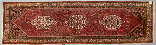 Bidjar-Galerie, mittelfeine bis feine Kn., dichter hoher Flor - guter Zust.; Maße 330 x 92 cm