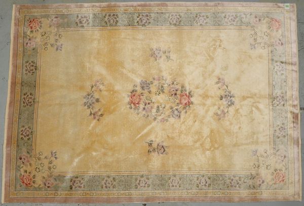 Einrichtungsteppich (China), Seide, mittelf. Kn., hellgrundig, teils floral gem., relief. Schur
