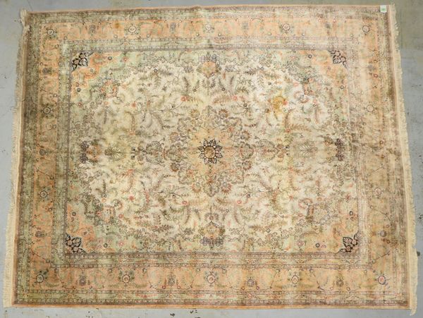 Turkmen-Orientteppich, mittelfeine Kn., hellgrundig, gleichm. - guter Zust.; Maße 302 x 244 cm