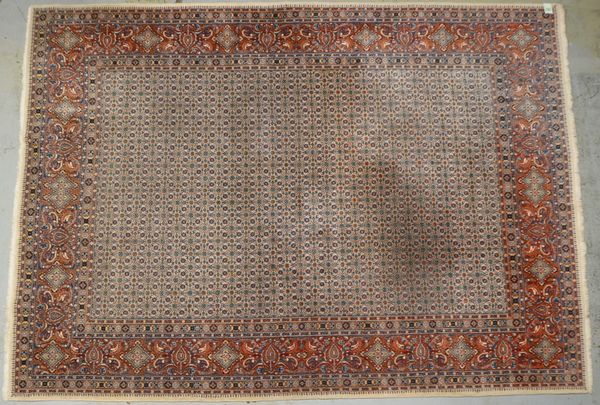 Moud, mittelfeine Kn., durchgemustert, gleichm. dichter Flor; Maße 350 x 250 cm