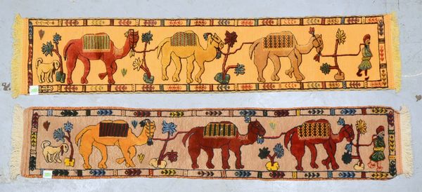 2 Relief-Knüpfarbeiten auf Flachgewebe, 'Kamelkarawane'; Maße 220 x 44 cm