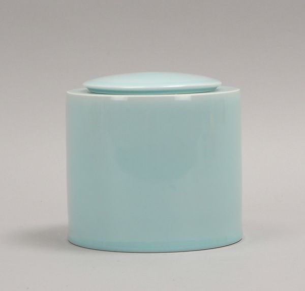 Porz.-Deckelgefäß (wohl Korea), seladonf. Glasur, mit Künstlersignet; Ø 16,5 cm
