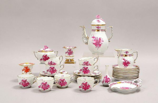 Herend, Porz.-Kaffeeservice, 'Apponyi Purpur, für 8 Pers., dazu Blattschale und 3x Vasen