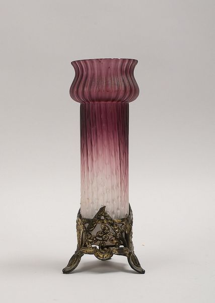 Tischvase, matt. Klarglas mit organ. Struktur, viol. Verlauf, Buntmetall-Fuß; Höhe 26,6 cm