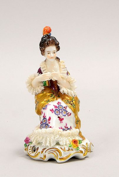Porz.-Figur, 'Rokokodame', feinste Porzellanmalerei, im Boden gemarkt; Höhe 11 cm