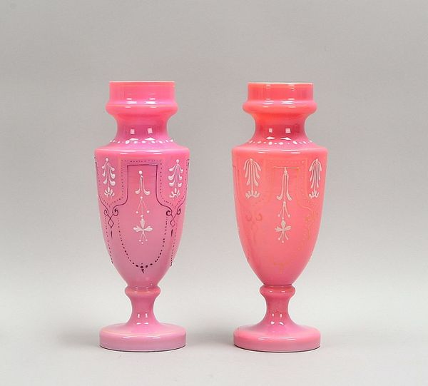 Paar Glasvasen (Biedermeier), Opalglas mit roséfarb. Überfang; Höhe 29 cm (min. best.)