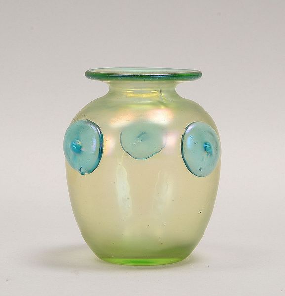 Loetz Witwe, Glasvase, 'Orpheus', hellgrünes Glas, 3x aufgesetzte Nuppen, numm. '1169/05'