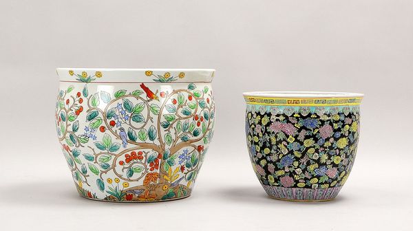 2 Porz.-Übertöpfe, versch. Ausf., jeweils polychr. flor. Dekor; Ø 26,5 cm/Ø 35,5 cm