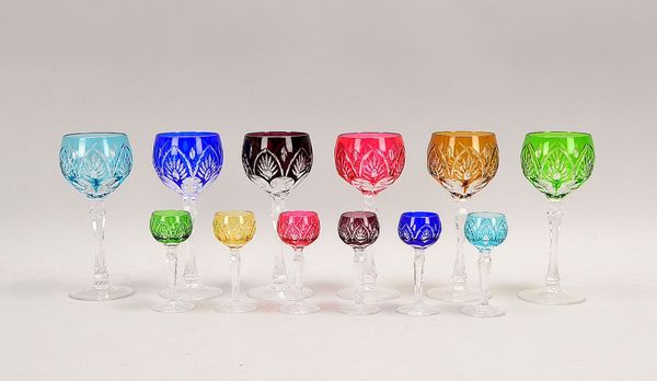 Kl. Tischglas-Konvolut, verschiedenfarb. Kristallglas, geschl.: 6x Wein/6x Likör