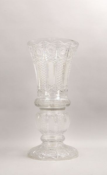 Gr. Tischaufsatz, Kristallglas mit reichem Schliffdekor, 2-tlg.; Höhe 73 cm, Ø 34 cm