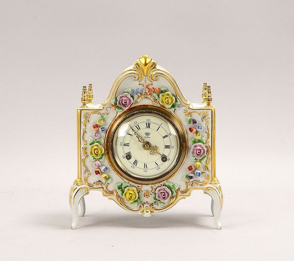 Dresden, Porz.-Tischuhr, polychr./goldstaff., plast. 'Blüten', Schlüsselaufz.; Höhe 24,5 cm