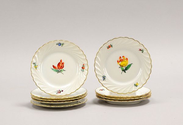 Nymphenburg, 9 Pralinen-/Gebäckteller, Porz., gerippter Wellenrand, flor. Handbem.; Ø 13 cm