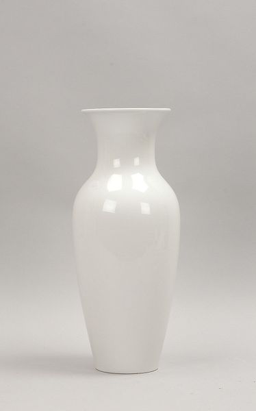 KPM Berlin, Porzellanvase, Mod. 'Syringa', weißer Scherben; Höhe 40 cm