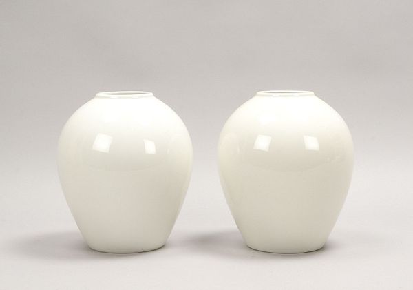 KPM Berlin, Paar Porzellanvasen, Eiform, Entw. Siegmund Schütz; Höhe 23 cm